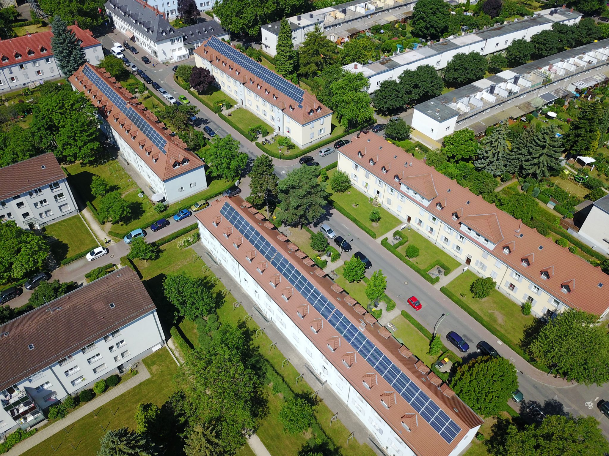Luftbild von einer grünen Wohnsiedlung mit Solar
